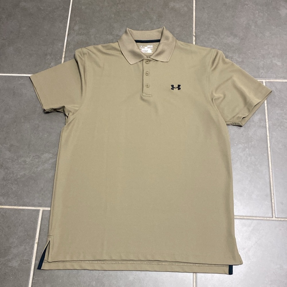 Under Armour loose fit HeatGear polo. Size Medium - Picture 4 of 6